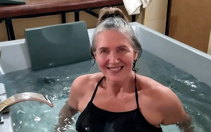 Lukerya: 자쿠지에서의 외로운 휴식