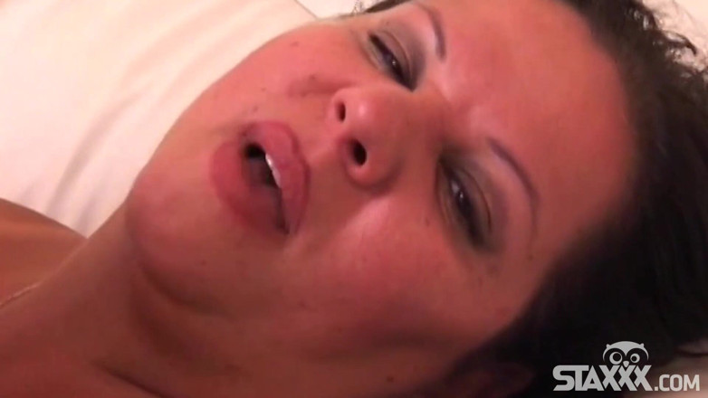 Staxxx: Dámoslo a la gordita Cassie Blanca
