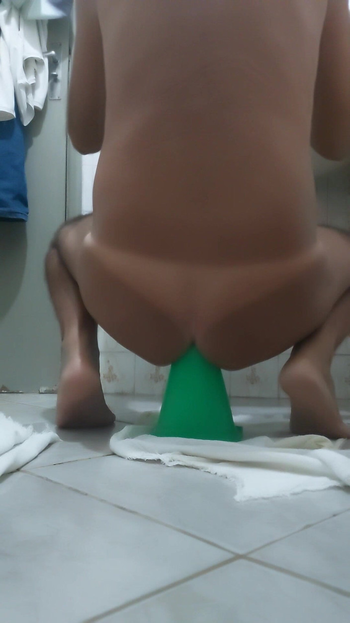 Ladysilvas: Ladysilva Sussy iş yerinde banyoda anal mastürbasyon yapıyor