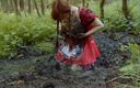 Lyndra Lynn: Cewek kerudung merah masturbasi di lumpur hutan