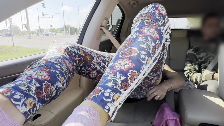 NM fetish femdom videos by Princess Nikki Cruel: Blonďatá MILFka si vrtá kundičku s vibrátorem během jízdy autem