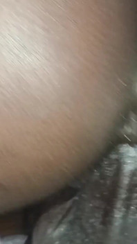 Mi hermanastra de ébano monta mi polla hasta que me corro, ella tiene un coño cremoso y apretado