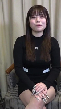 Усміхнена чудова красуня з цицьками F не може більше повністю ховати свої брудні думки