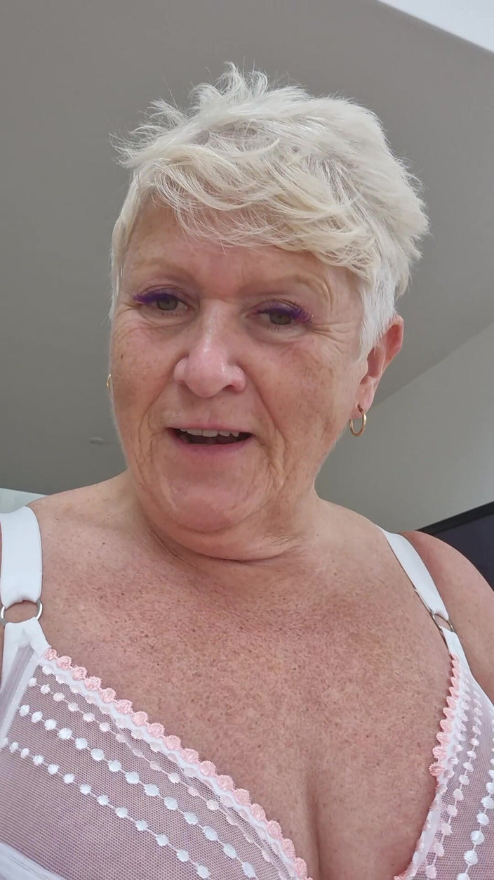 Uk Joolz: Doar check-in! cu Lenjerie sheer!