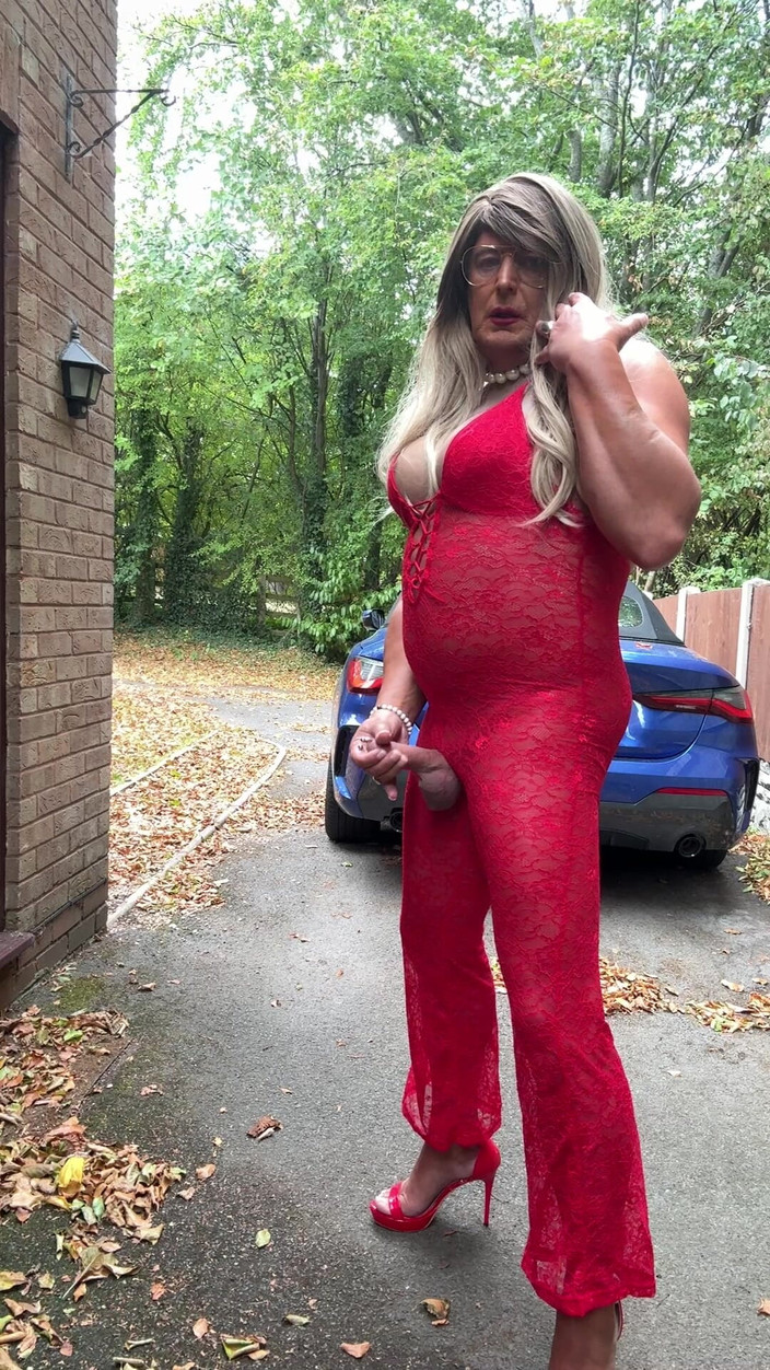 Kellycd2022: Crossdresser seksi Kellycd2022 dalam jumpsuit merah seksi dan tumit