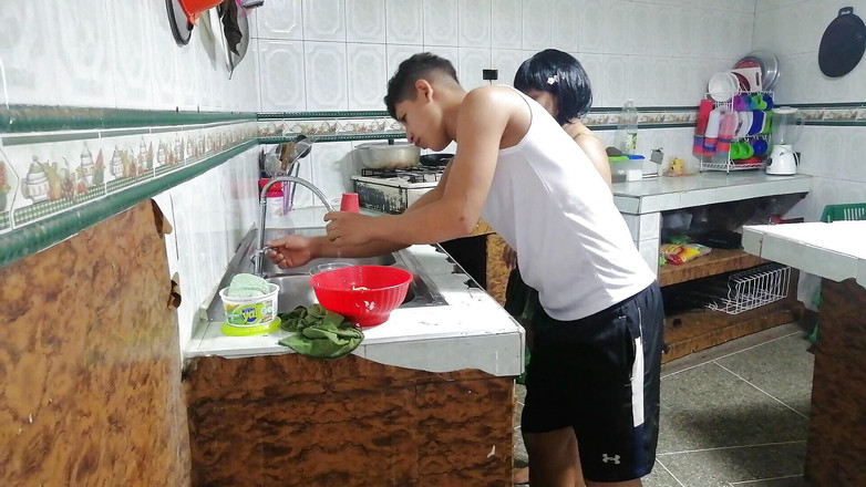 SAMANTA: 我的洗碗机坏了，我打电话给水管工，但我情不自禁地操他，他非常性感和热辣