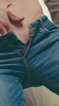 Špinavé stříkání na Hollister Jeans. Mokrý rozkrok