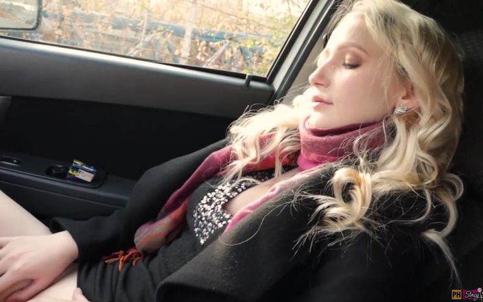 Stacy Sweet: Geil tienermeisje masturbeert poesje en kreunt hard in de auto