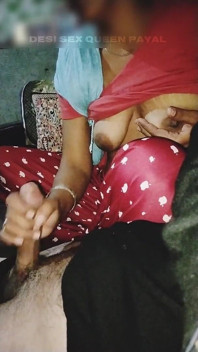 Gadis hot india lagi asik ngocok kontol temannya dengan nikmat