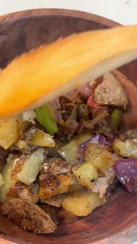 Eboni berpantat besar Twerked berbogel di dapur semasa memasak