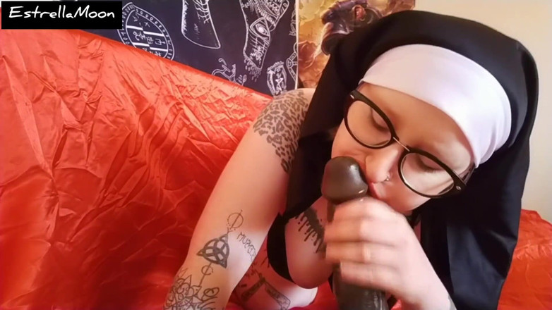 Estrella Steam: Gözlüklü rahibe büyük siyah yarağı emiyor