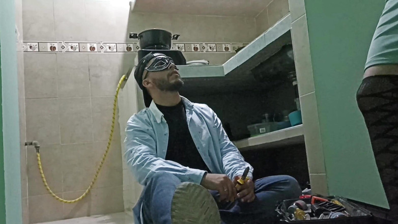 Swingersamateur40: Eu como o encanador enquanto meu marido trabalha ... Eu espero...