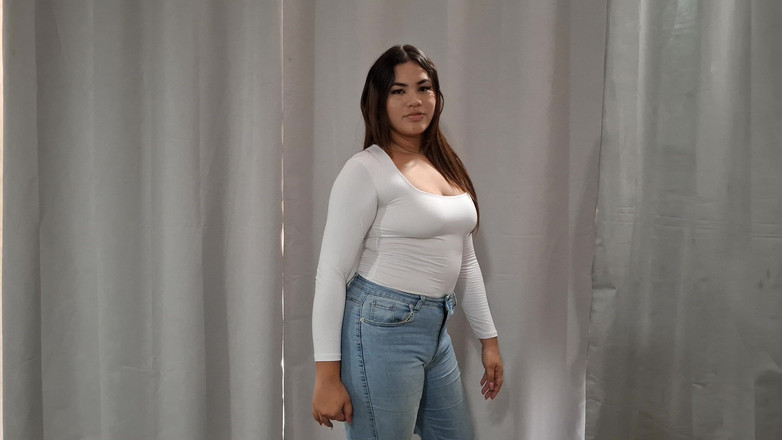 SugarPose: Chloe stript en poseert voor de camera