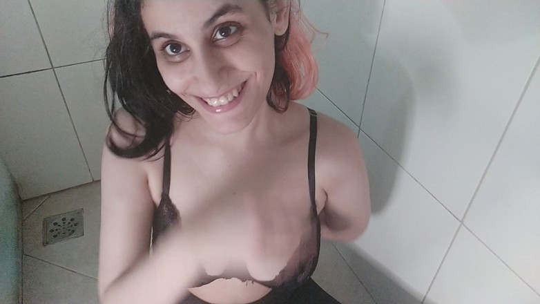 Ms Candy Bunny: Colanți și pișat