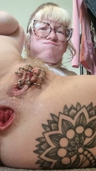 Konečně jsem dostal svůj obrovský skleněný anální kolík dovnitř