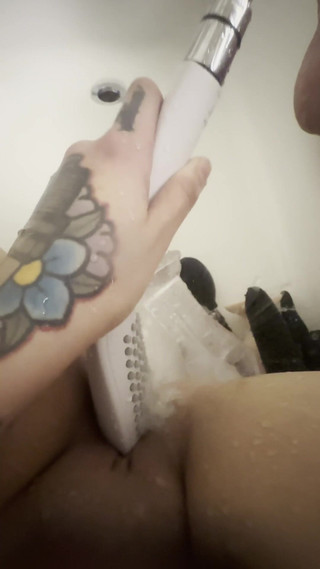 Cassidy Claire: 샤워 헤드를 따먹어 후회하지 않아