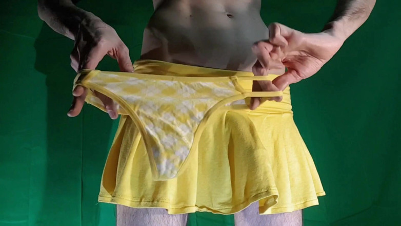 HeIsSooThin: Thong plaid kuning kecil molek di bawah skirt kuning