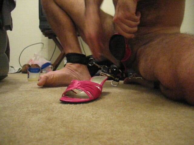 Feet Lover: Verdammt rosa sandalen mit angeketteten knöcheln