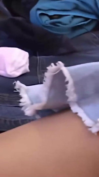 Malá prsatá vysokoškolská kočička Andi Pink si tře kundičku při pohledu do časopisu