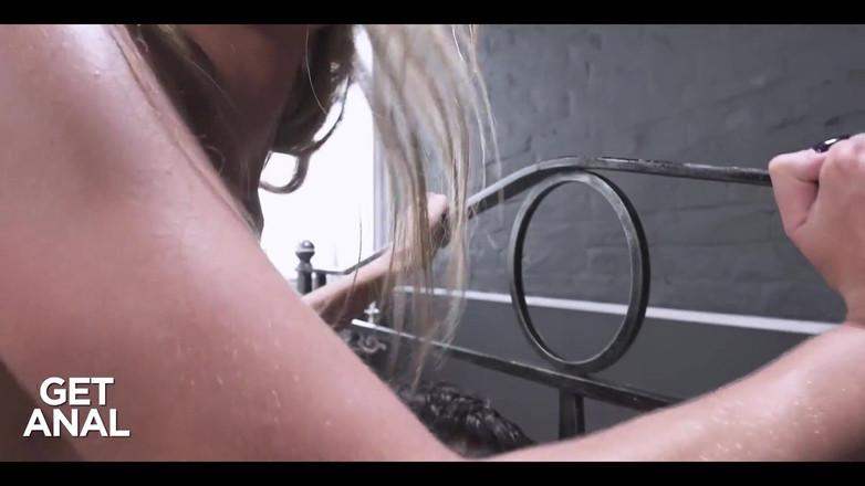 GetAnal: 誘惑的なブロンドのミルフが太ったチンコに肛門を叩きつけられる