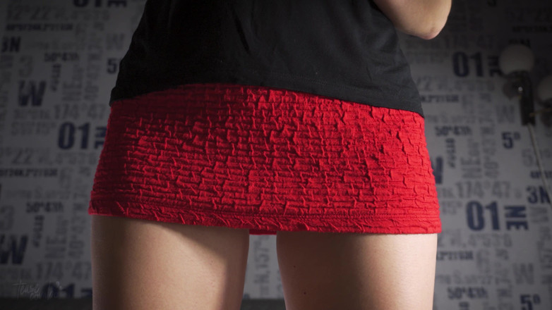 Teasecombo 4K: Mutandine bianche sotto la gonna che si mostra davanti