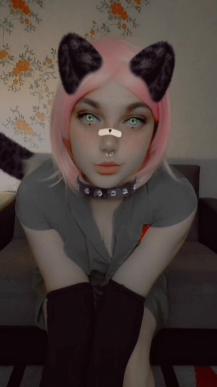 Kitty_Cross: Purrfect Glam: Sexy und süße katzenmädchen-vibes