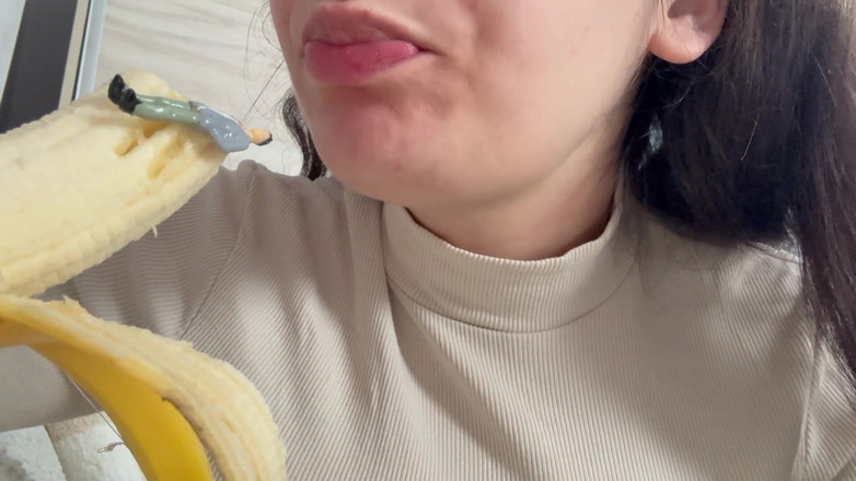 AmayaMori: La matrigna gigantessa mangia una banana ma vede