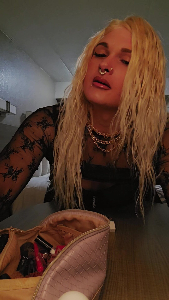 Darkfetish2k: Вона погана дівчина (потрібен член)