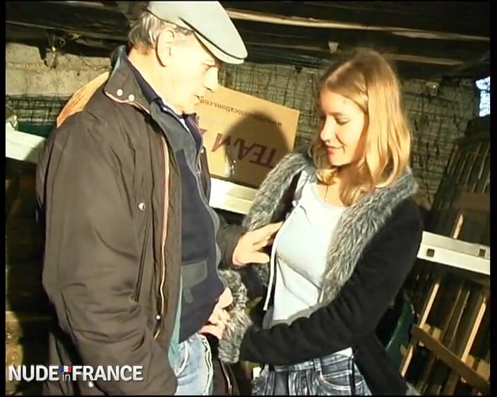 La France a Poil: 金发少女与继父在三人行中被分析