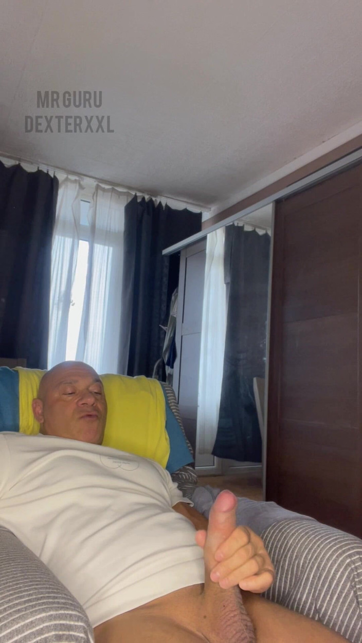 Mr. Guru: Kulturista Masturbuje pana Vemu Vemi Honil si