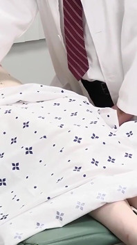 Söt liten rödhårig har ingen försäkring men hon kan betala med sin tighta lilla fitta ~ gratis full scen