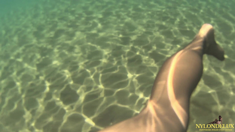 Nylondelux: 紧身衣和丝袜在海下挑逗