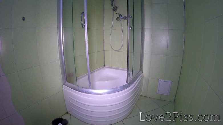 Love 2 Piss: Smoking and peeing in the shower