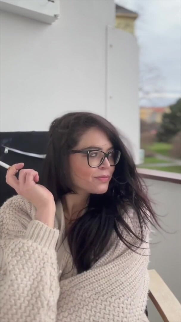 Shione Cooper: Fumer une cigarette à lunettes