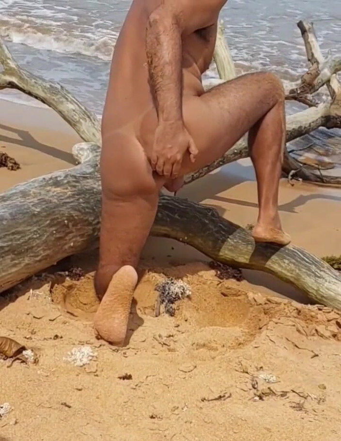 Ladysilvas: Ladysilva porno gay sulla spiaggia vogliosa di un cazzo nel...