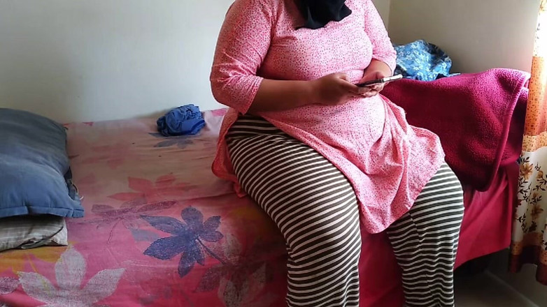 Aria Mia: Awek montel panas dengan buah dada besar dan adik tiri...