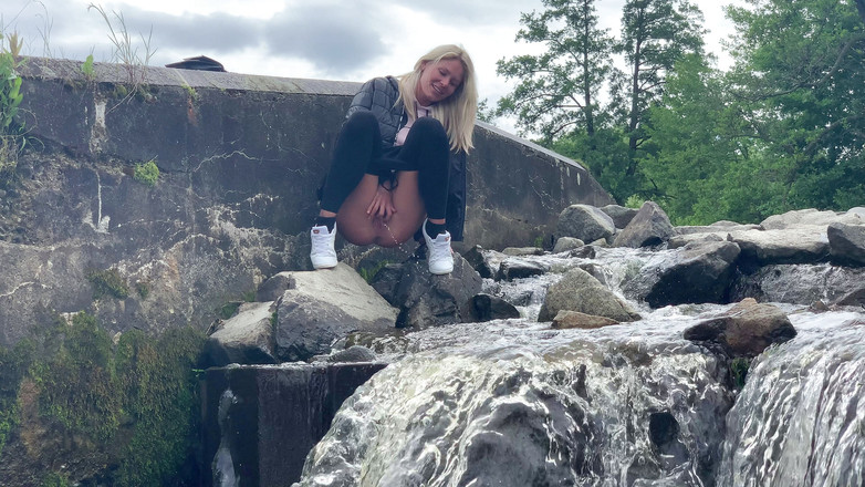 Claudia Macc: Divertimento all'aperto pisciando