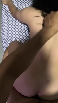 Podvádějící manželka hodně sténá, když ji šukám zezadu POV