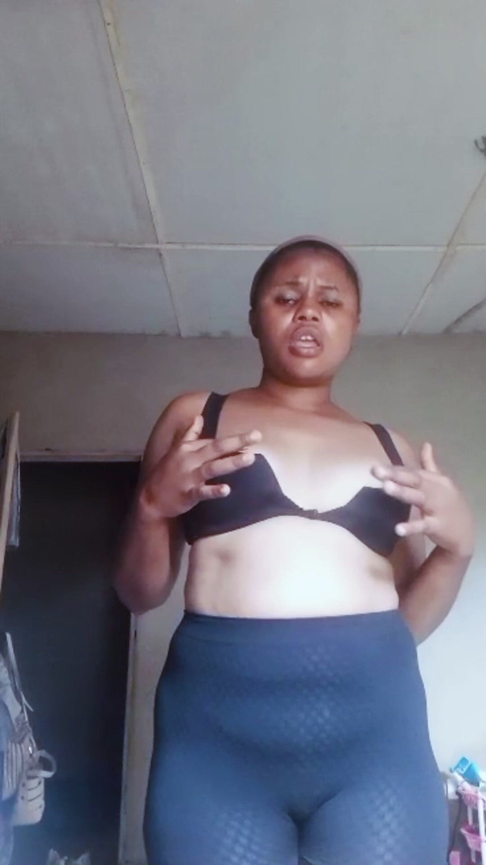 Lovelee: Nigeriansk byflicka får spruta på livevideon