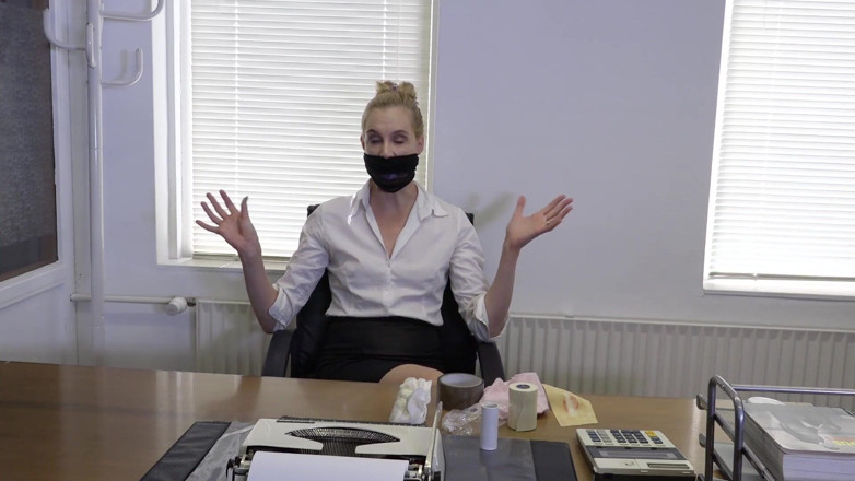 Restricting Ropes: Ariel Anderssen, kendini öğürüyor