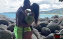 Dis Diger: Un jeune couple baise sur une plage avec vue sur...