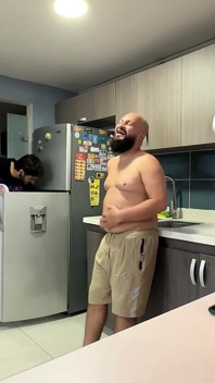 Mi Novio Se Va Y Su Amigo Me Calienta Y Me Folla En La Cocina Hasta Darme Su Leche Dentro De Mi