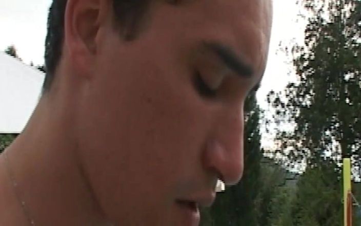 Just X Gays amateur porn: Siyah baba havuz başında beyaz adama biniyor - ıslak, vahşi ve tamamen çekinmeyen