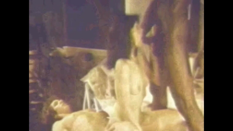 Vintage megastore: Trójkąt - wielki czarny kutas i mały biały kutas dla napalonej...