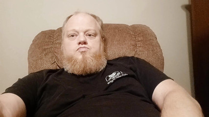 Johnny Red: 私の巨根を撫でて、剃りたてのあごひげ