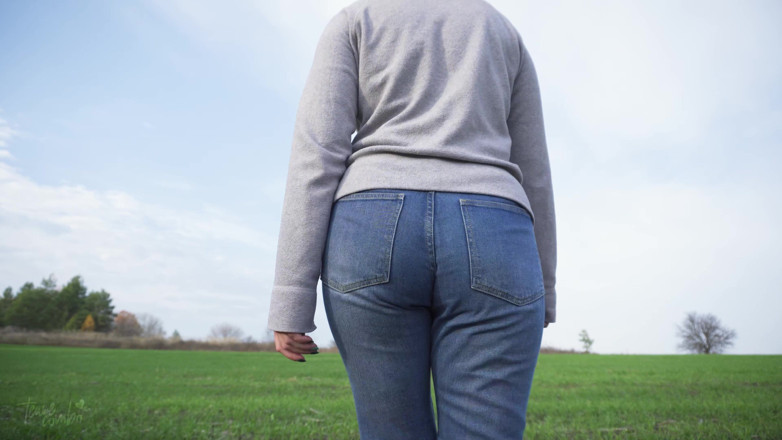 Teasecombo 4K: MILF dengan pantat besar berjalan di luar dalam seluar jeans...
