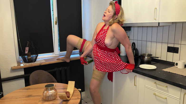 Heatwave Porn: Over 50 Years Old Mature Blonde MILF in Sexy Stockings Masturbates...