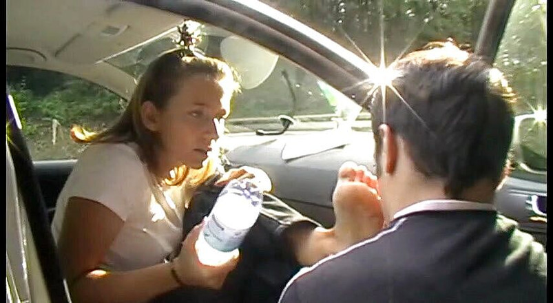 Foot Girls: Picioare murdare linse pe drum