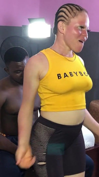 Sexy Albino Che Corre Da Un Nero