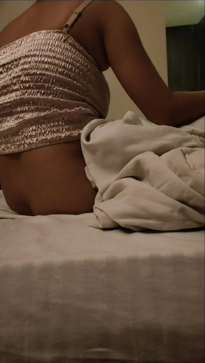 Trisha Hotness: 그녀는 콘돔을 입고 오럴을 하고 다음 파트에 타게 해